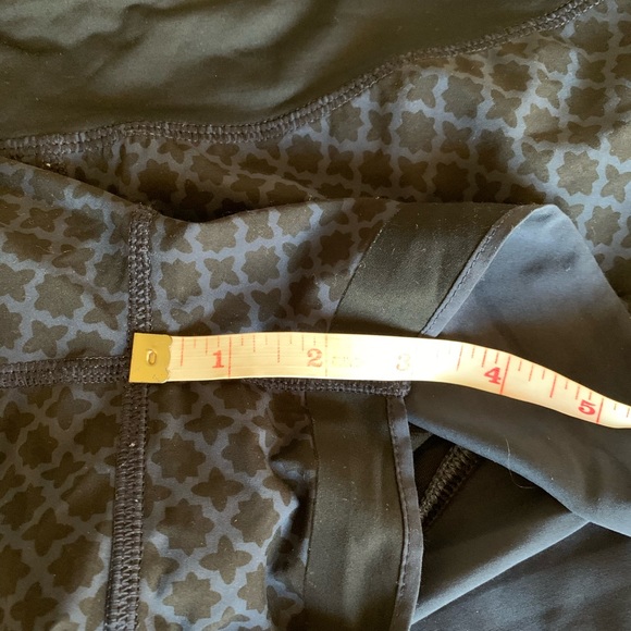 Lululemon shorts size 6 - Picture 4 of 4